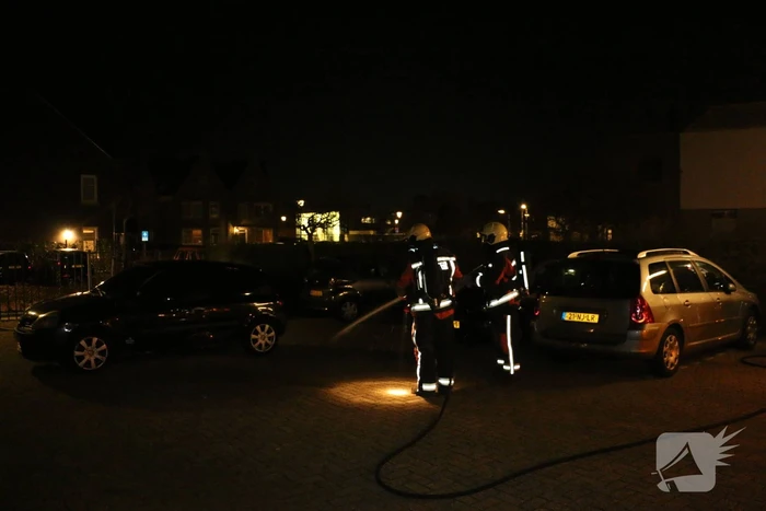 Auto vliegt spontaan in brand