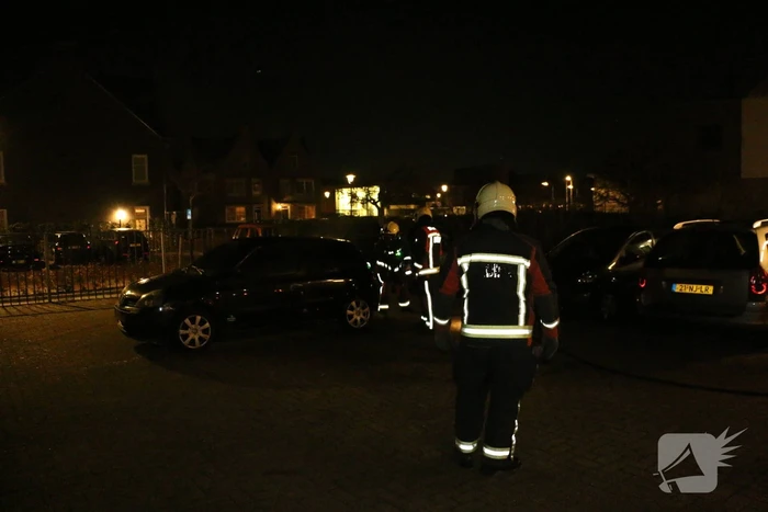 Auto vliegt spontaan in brand