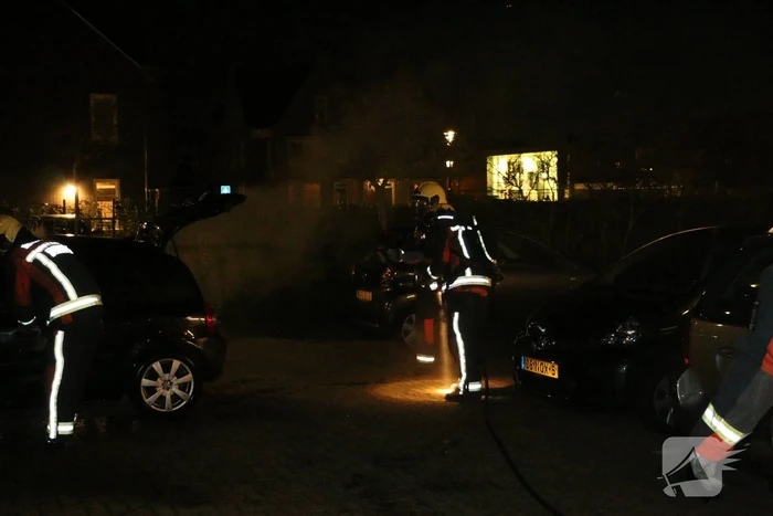 Auto vliegt spontaan in brand