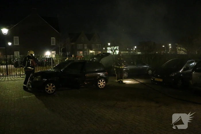Auto vliegt spontaan in brand