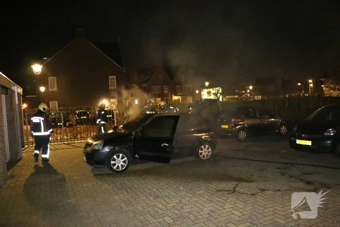 Auto vliegt spontaan in brand