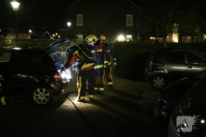 Auto vliegt spontaan in brand