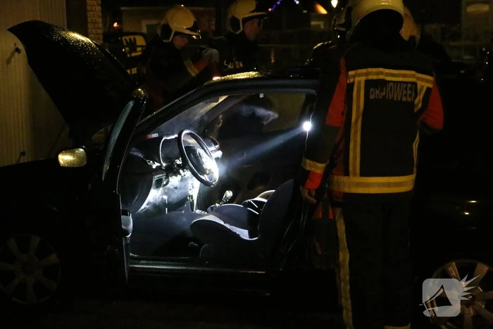 Auto vliegt spontaan in brand