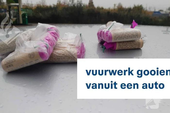 Passagier rijdende auto gooit nitraat vuurwerk uit raam