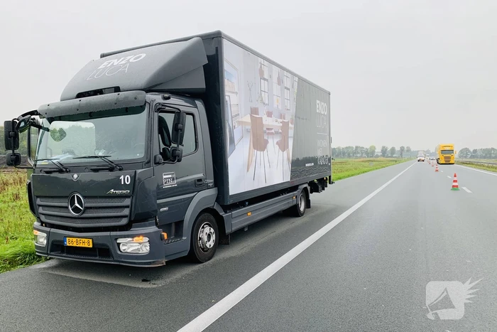 Rijstrook afgesloten na klapband vrachtwagen