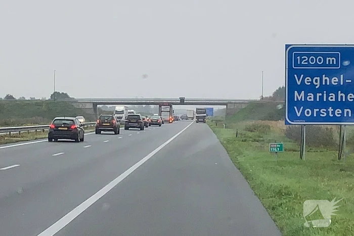 Rijstrook afgesloten na klapband vrachtwagen