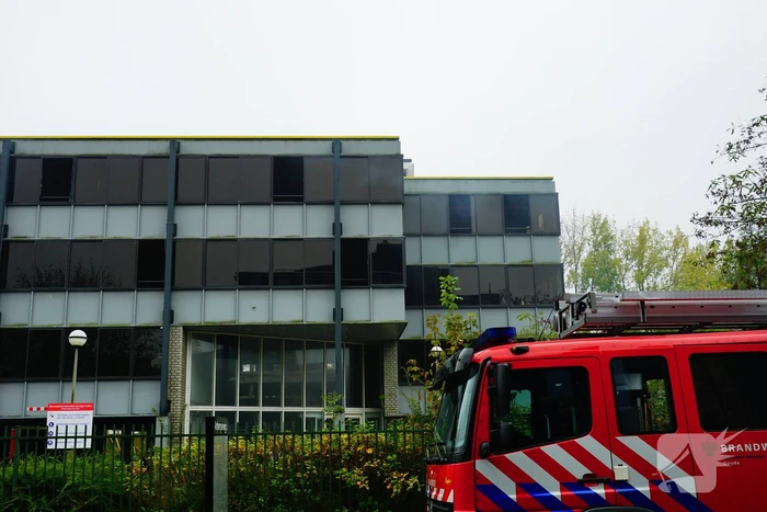 Veel rook uit leegstaand kantoorpand