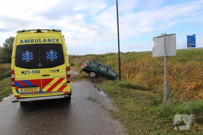 Auto rijdt van talud sloot in