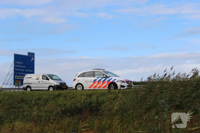 Auto rijdt van talud sloot in