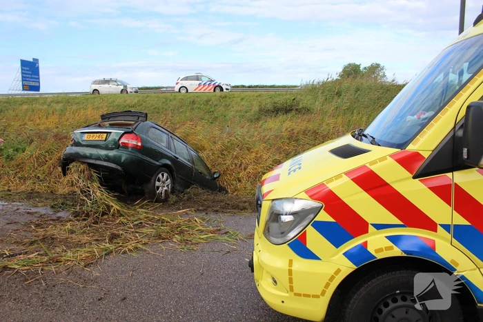 Auto rijdt van talud sloot in