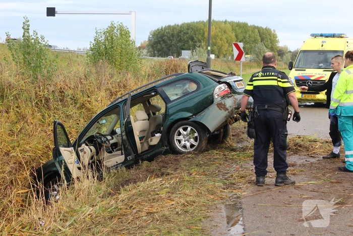 Auto rijdt van talud sloot in
