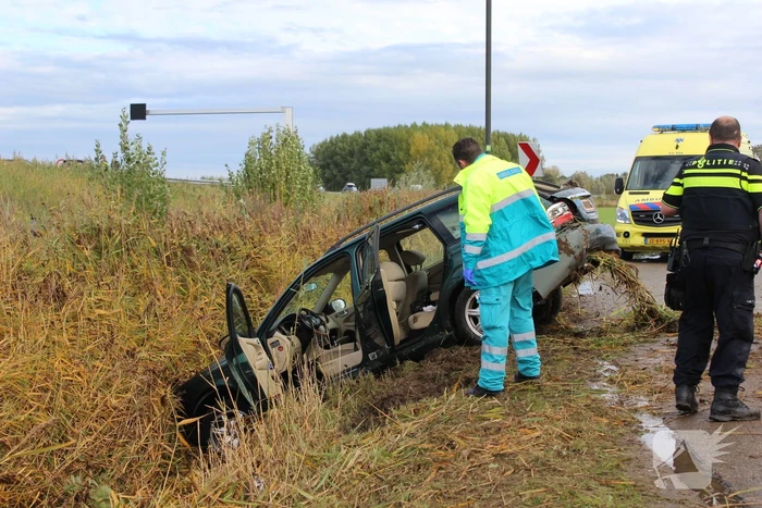 Auto rijdt van talud sloot in