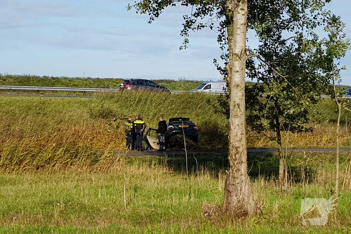 Auto rijdt van talud sloot in