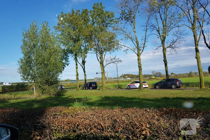 Auto rijdt van talud sloot in