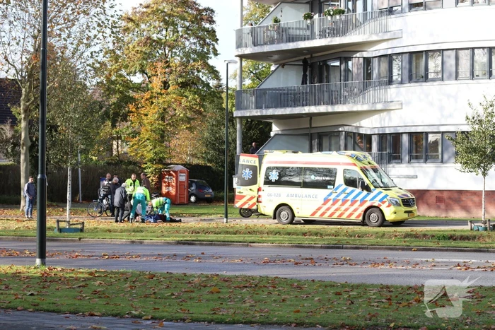 Oudere vrouw gewond na val met fiets