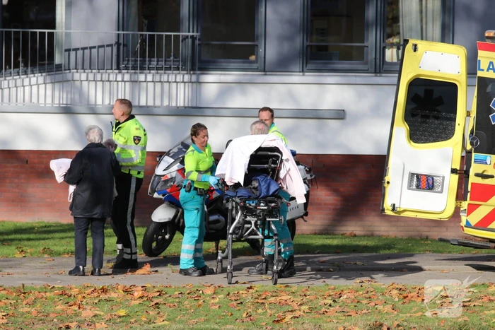 Oudere vrouw gewond na val met fiets