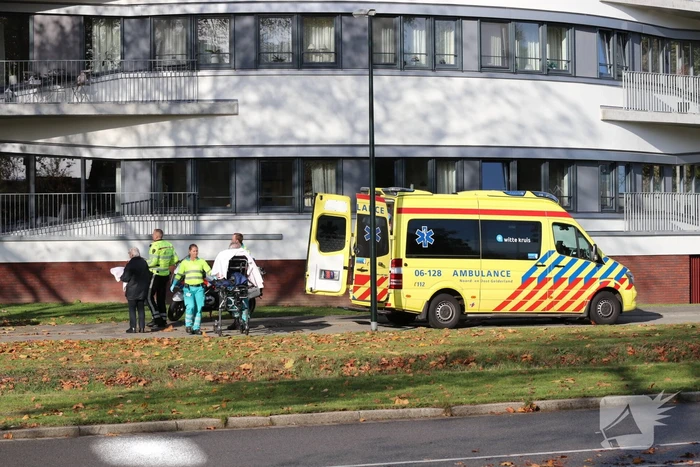 Oudere vrouw gewond na val met fiets