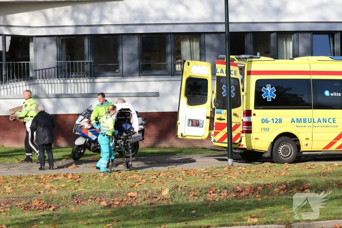 Oudere vrouw gewond na val met fiets