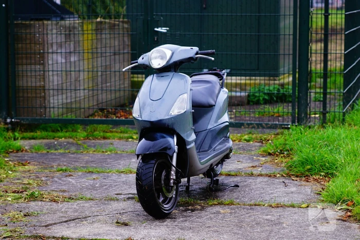 Vissers vinden scooter in sloot