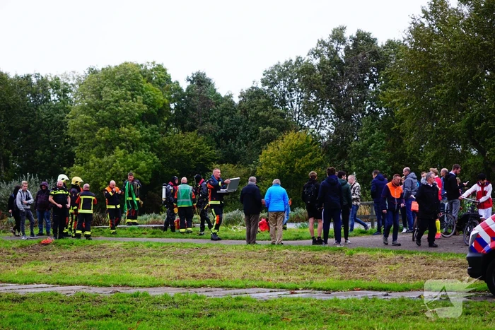 Vissers vinden scooter in sloot