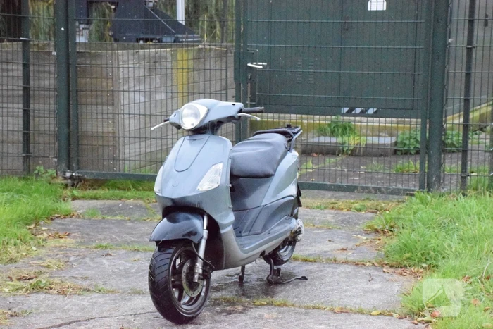 Vissers vinden scooter in sloot