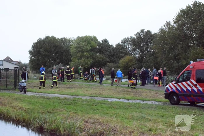 Vissers vinden scooter in sloot