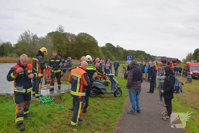 Vissers vinden scooter in sloot