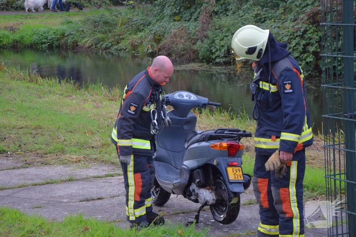 Vissers vinden scooter in sloot