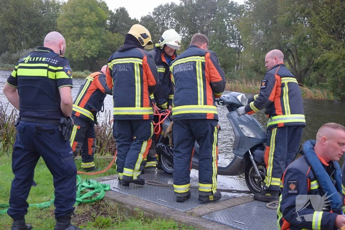Vissers vinden scooter in sloot