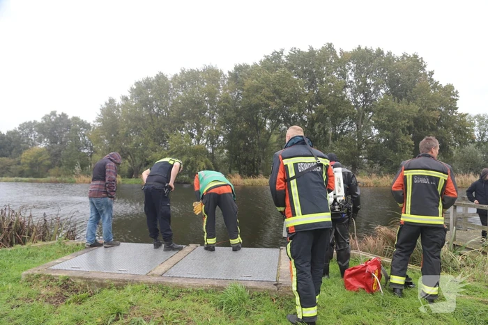 Vissers vinden scooter in sloot