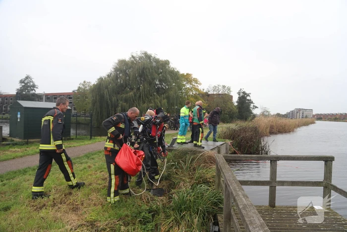 Vissers vinden scooter in sloot
