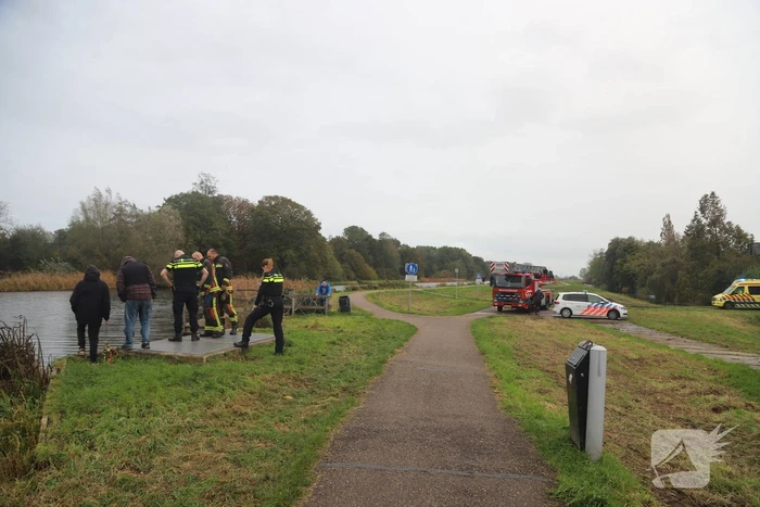 Vissers vinden scooter in sloot