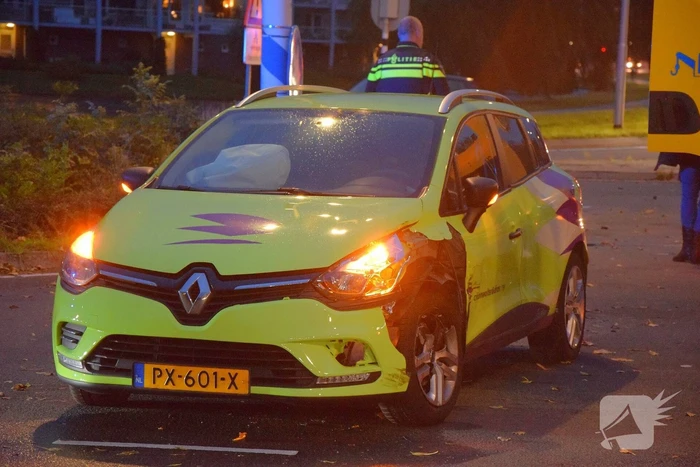 Flinke schade en verkeersgaos na botsing op kruising