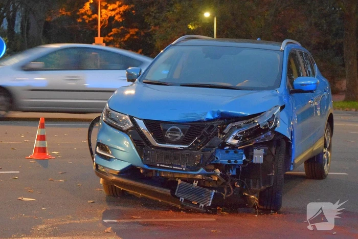 Flinke schade en verkeersgaos na botsing op kruising