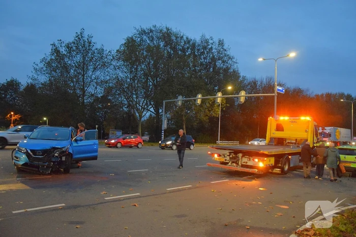 Flinke schade en verkeersgaos na botsing op kruising