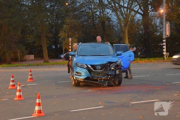 Flinke schade en verkeersgaos na botsing op kruising