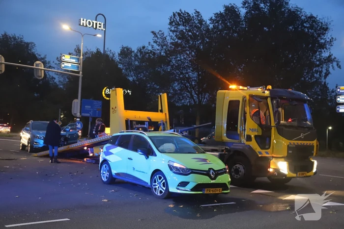 Flinke schade en verkeersgaos na botsing op kruising