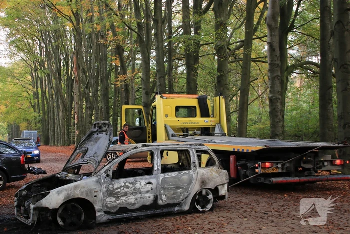 Auto brandt volledig uit op parkeerplaats, politie doet onderzoek