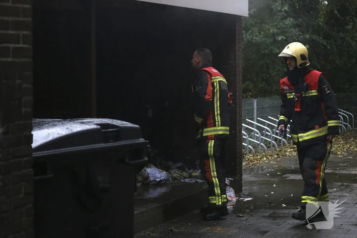 Brandje onder overkapping snel geblust