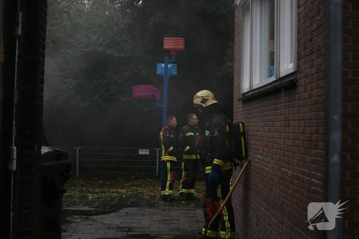 Brandje onder overkapping snel geblust