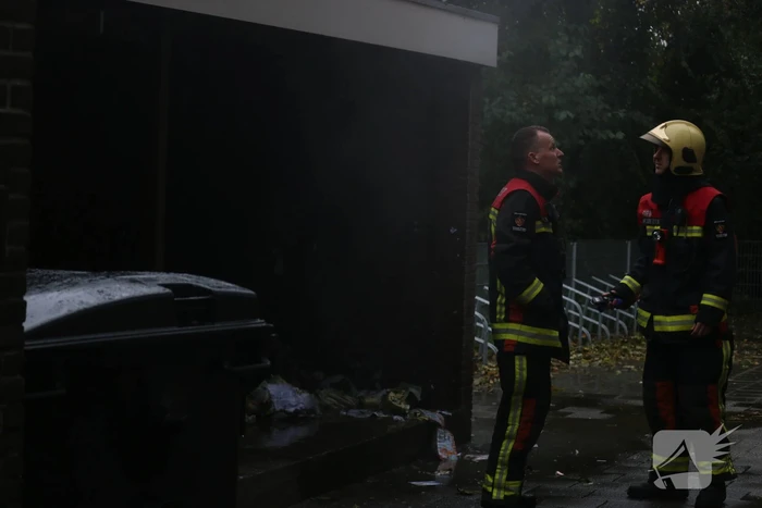 Brandje onder overkapping snel geblust