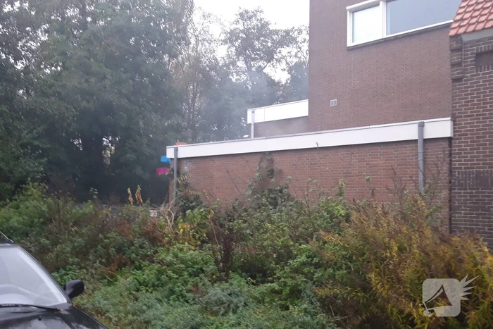 Brandje onder overkapping snel geblust