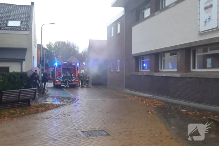 Brandje onder overkapping snel geblust