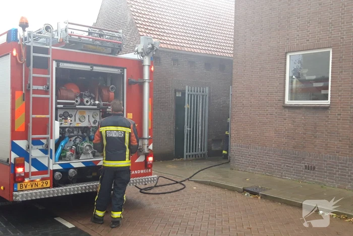 Brandje onder overkapping snel geblust