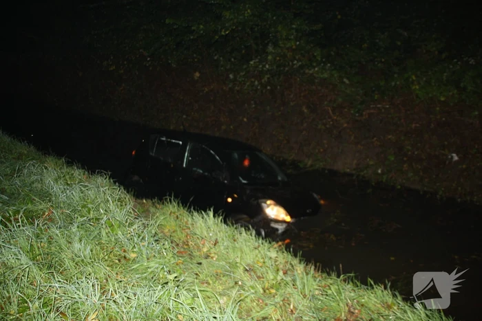 Zoon rijdt auto van moeder het water in