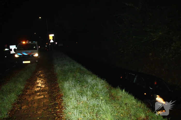 Zoon rijdt auto van moeder het water in