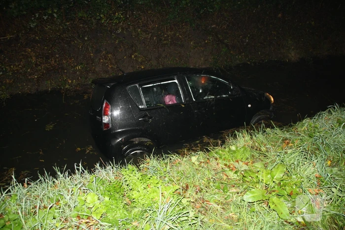 Zoon rijdt auto van moeder het water in