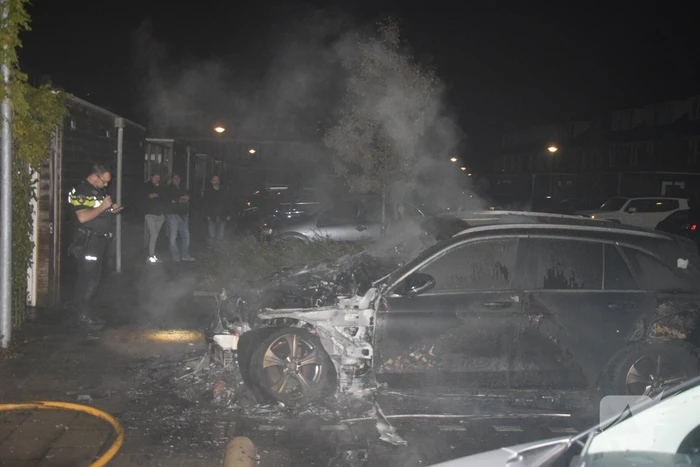 Flinke voertuigbrand in woonwijk