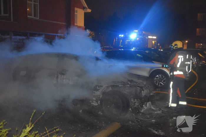 Flinke voertuigbrand in woonwijk