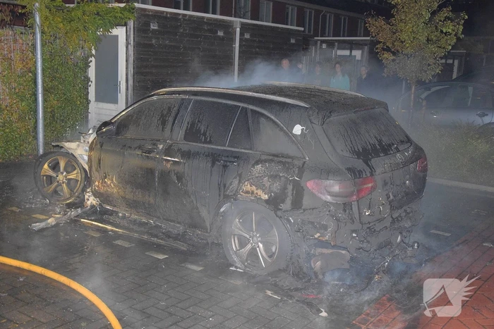 Flinke voertuigbrand in woonwijk
